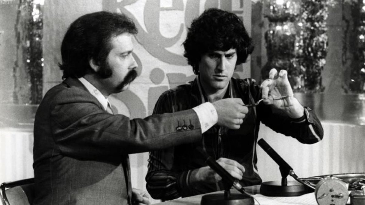 José María Íñigo, con Uri Geller en Directísimo. España, 1975.-EL PERIÓDICO