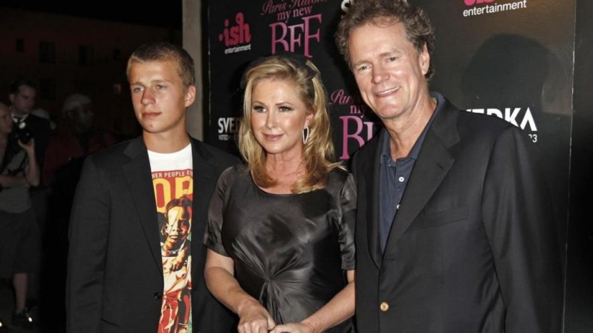 Conrad Hilton posa junto a sus padres, Kathy y Rick Hilton, en la alfombra roja de los premios MTV.-AP