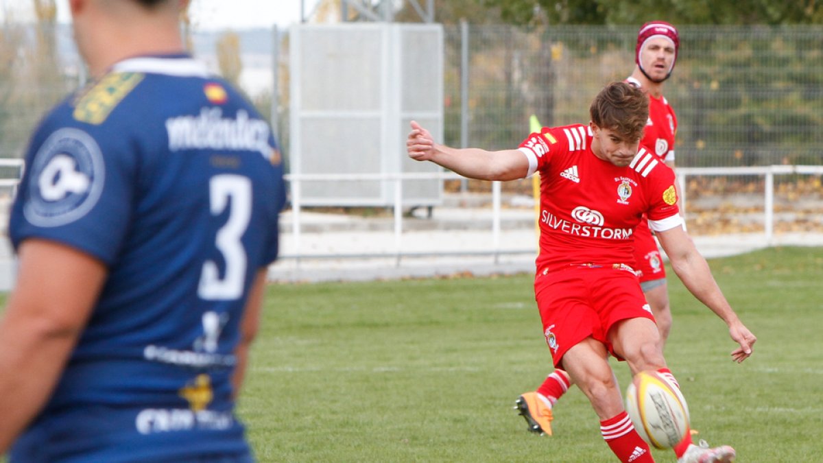 Tomás Jorge patea en el derbi ante el VRAC. / LOSTAU