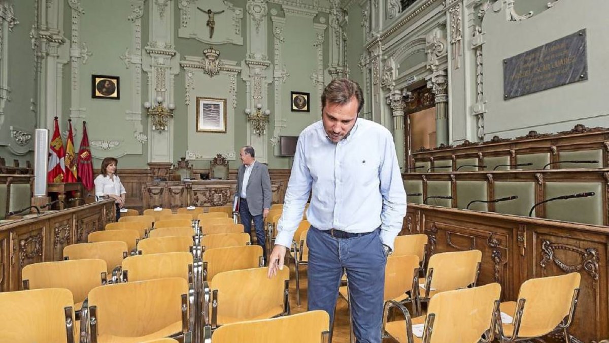 El que será nuevo alcalde de Valladolid esta mañana, Óscar Puente, se pasó ayer por el salón de plenos en el que ha ejercido durante ocho años la oposición y que ahora presidirá para comprobar los preparativos ante la jornada de hoy. Acompañado del nuevo -Miguel Ángel Santos