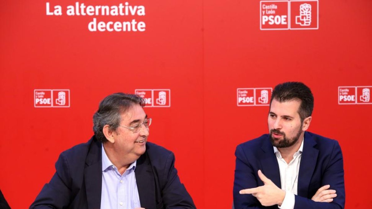 l secretario de Empleo de la Comisión Ejecutiva Federal del PSOE, Toni Ferrer, y el secretario regional, Luis Tudanca.-MIRIAM CHACÓN / ICAL