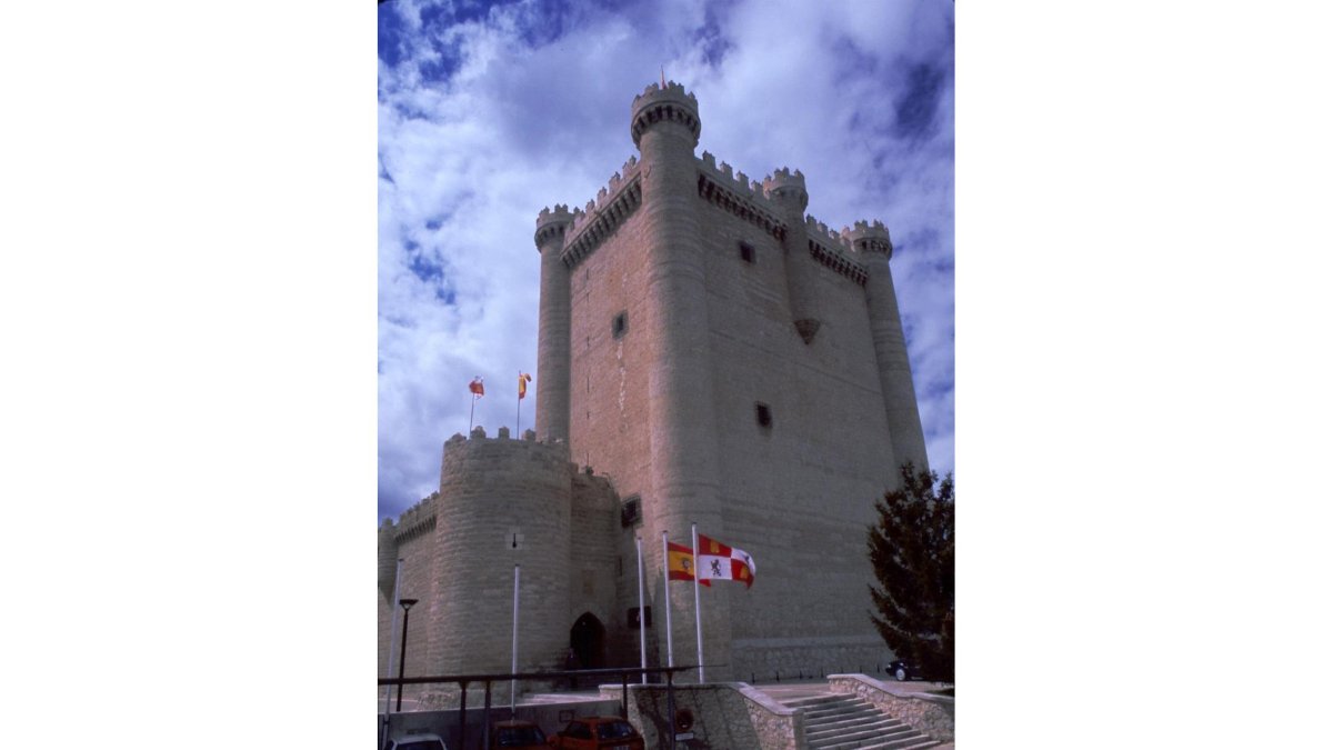 Castillo de Fuensaldaña-JOSEFINA BLANCO