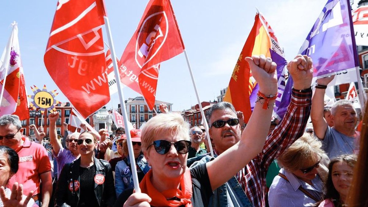 Algunos manifestantes levantan el puño en señal de lucha en la movilización de Valladolid.-J.M. LOSTAU