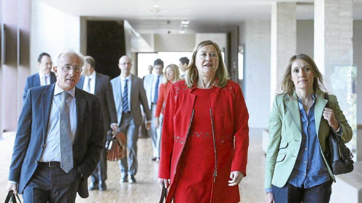 La consejera de Hacienda, Pilar del Olmo, con su equipo. A la izquierda, Javier de Andrés; a la derecha, Rocío Lucas-Ical