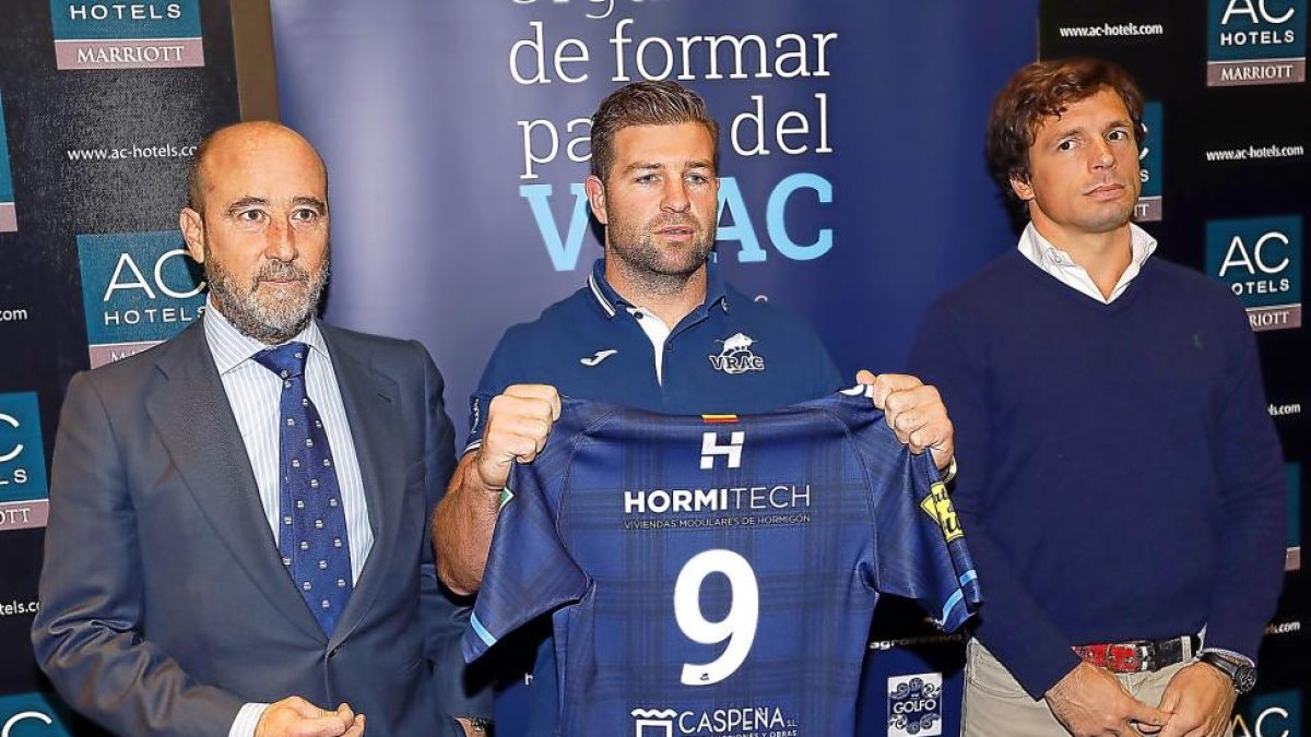 Chris Eaton, acompañado por Valentín-Gamazo y Gorosito.-J.M. LOSTAU