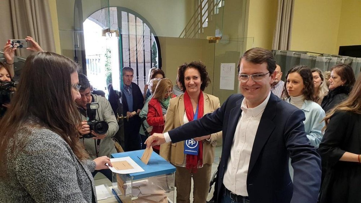 Mañueco vota en un colegio electoral de Salamanca.-EUROPA PRESS