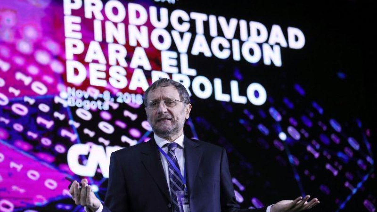El vicepresidente de Conocimiento de CAF Pablo Sanguinetti presenta el reporte de economia y desarrollo 2018 durante la conferencia anual del Banco de Desarrollo de America Latina-EFE