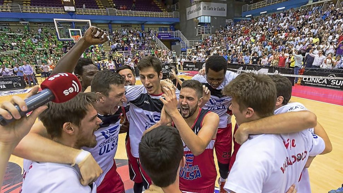 Los jugadores del CBC Valladolid celebran el ascenso a LEB’Oro la pasada temporada.-PABLO REQUEJO