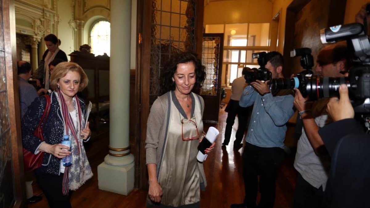La alcaldesa en funciones de Valladolid, Mercedes Cantalapiedra, y la concejala Rosa Hernández, tras el último pleno de la legislatura y antes de la toma de posesión del nuevo alcalde-Ical