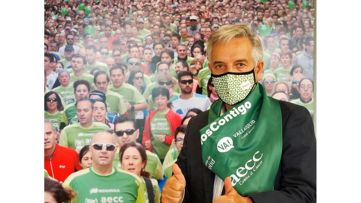 FIEL AL CANAL. El exalcalde de Rioseco (1999-2017) sigue fiel a sus paseos matinales por el Canal, «un lujo en las cuatro estaciones». Su relación con la AECC nació con una campaña de autobuses que se organizaron en el pueblo para las mujeres con cáncer de mama.