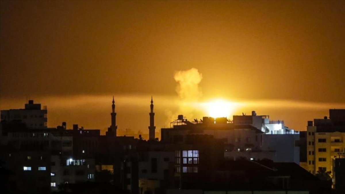 Una explosión en la ciudad de Gaza, tras la incursión de la aviación israelí.-MAHMUD HAMS