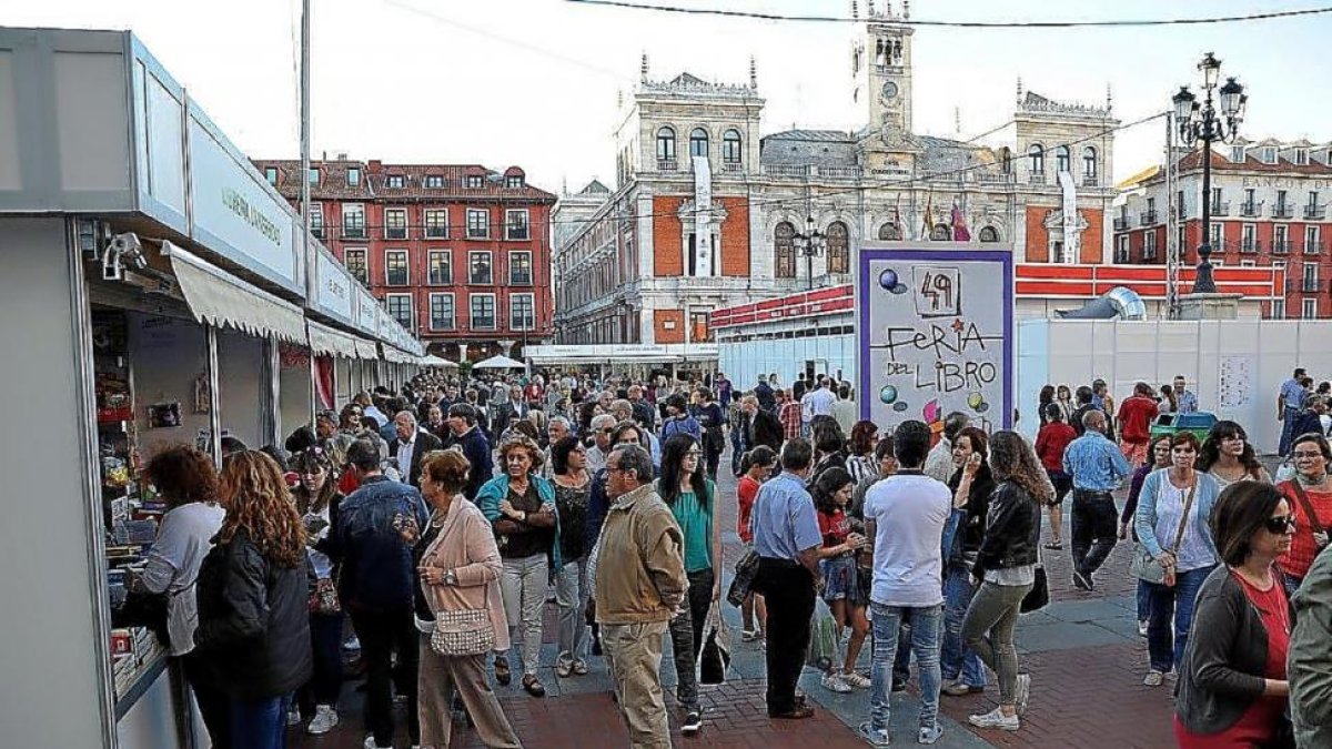 El público recorre las casetas de la Feria del Libro.