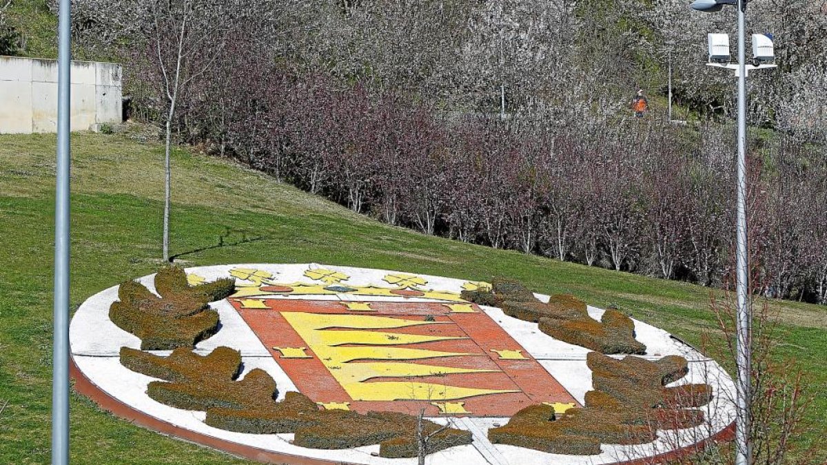 Escudo de Valladolid junto a la Avenida de Salamanca, con la Cruz Laureada.-E. M.