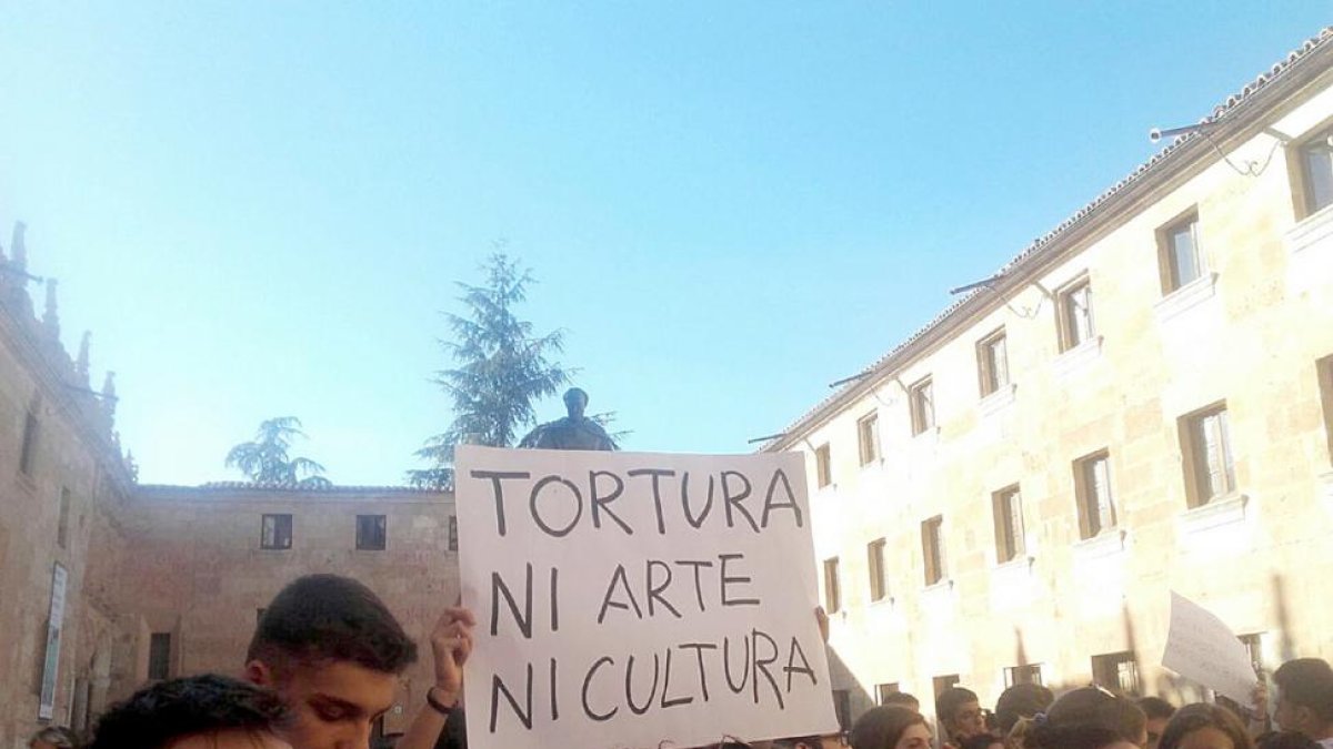 Estudiantes concentrados a las puertas del Edificio Histórico en contra de la Cátedra de Tauromaquia.-COLECTIVO ESTUDIANTIL
