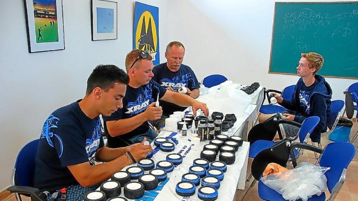 Los pilotos preparan los coches para las pruebas que se celebrarán hoy-E. M.