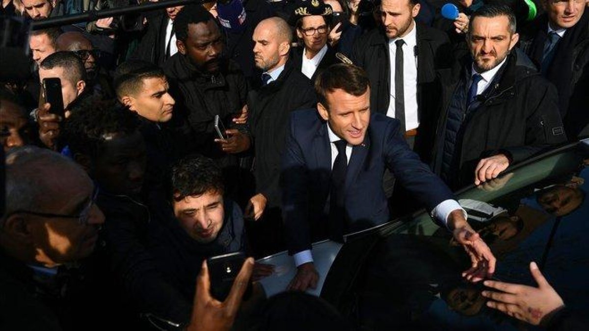 Macron saluda a simpatizantes durante un acto en la localidad de Amiens.-CHRISTOPHE ARCHAMBAULT (AFP)