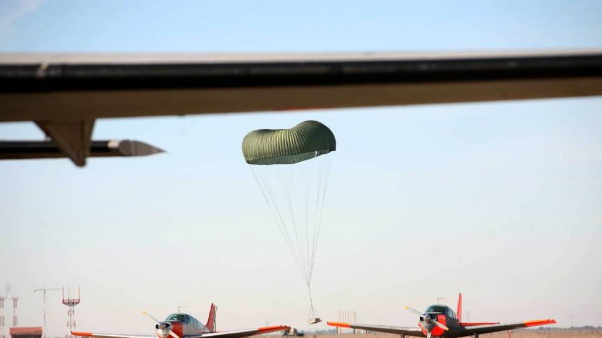 Ejercicio dentro del PLIC (Plan de Lanzamientos de Instrucción de Cargas), en la base aérea de Villanubla (Valladolid)-Ical