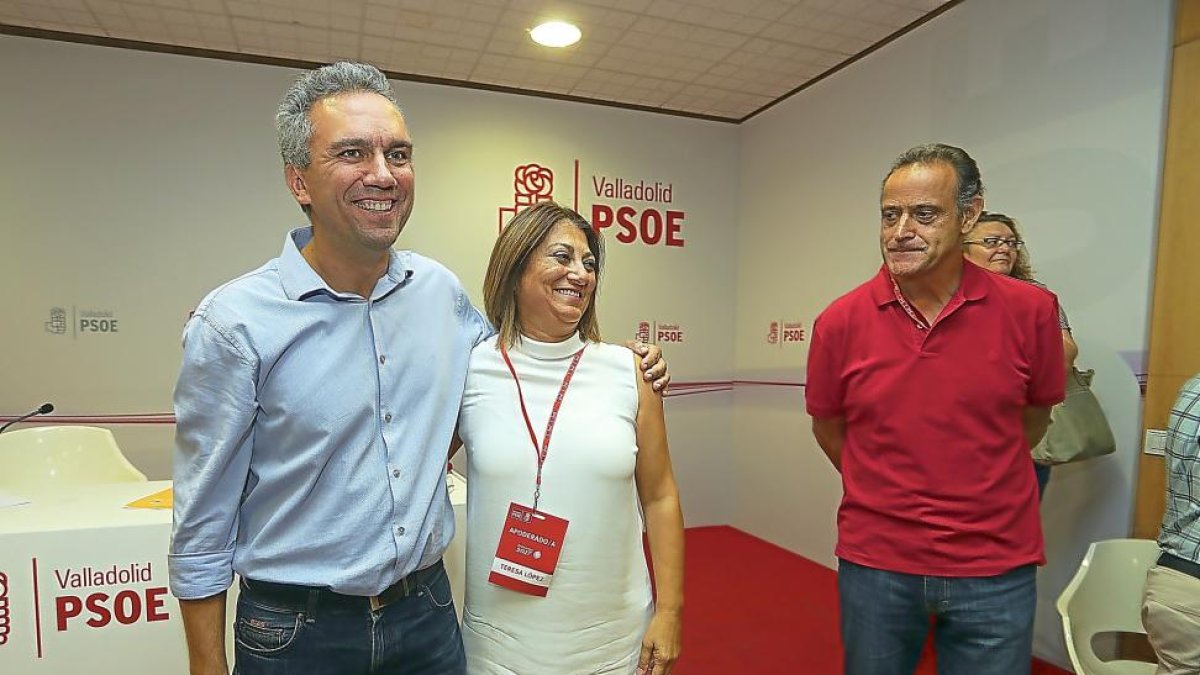 Javier Izquierdo abraza a la vencedora en las primarias socialistas, Teresa López, ante la mirada de su contricante, Cecilio Vadillo.-CÉSAR MINGUELA (PHOTOGENIC)