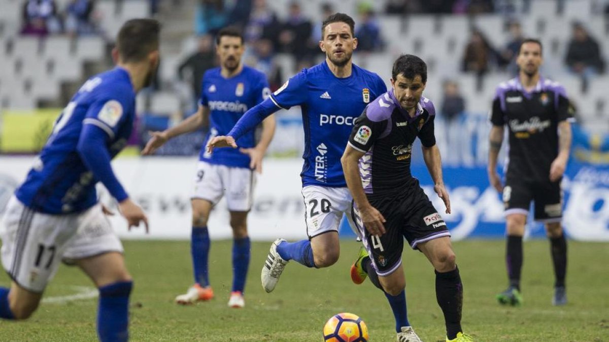 Álex López avanza con el balón ante la presencia de Rocha en el partido frente al Oviedo.-DAVID S. BUSTAMANTE