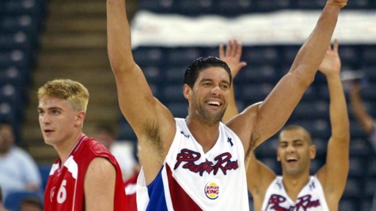 El exjugador puertorriqueño, José 'Piculín' Ortiz, celebra una canasta de su equipo en el Mundial de Indianápolis del 2002.-ADREES LATIF / REUTERS