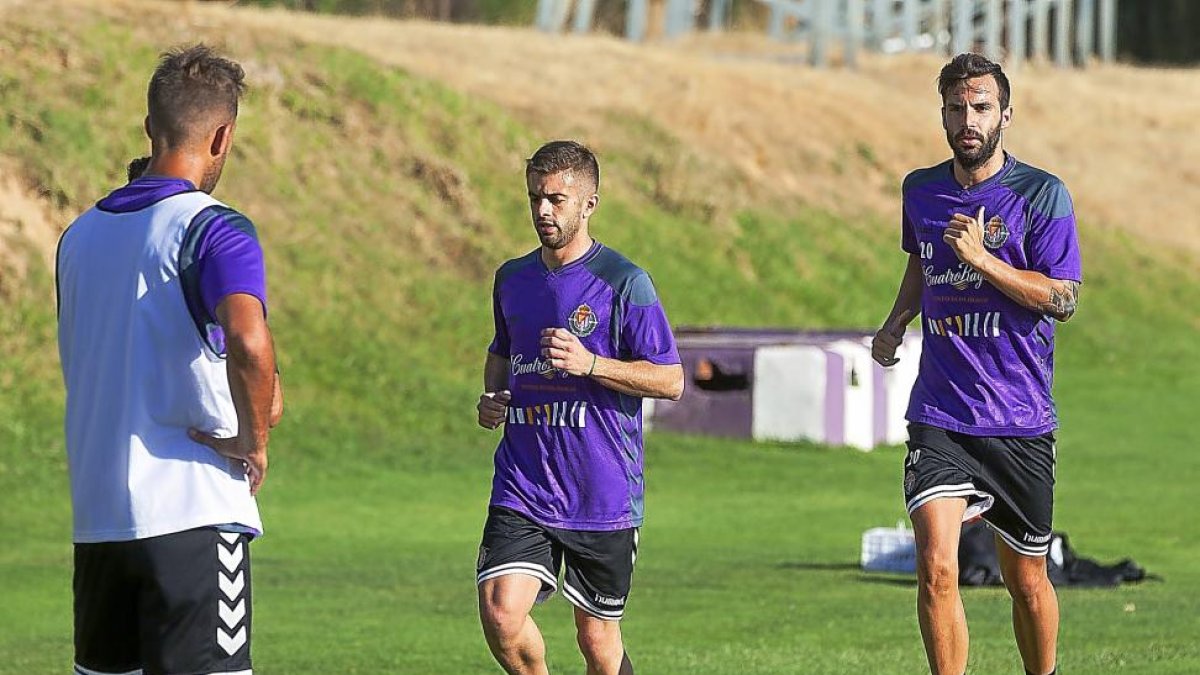 Guitián, a la derecha, corre junto a Balbi durante un entrenamiento del Real Valladolid.-E.M.
