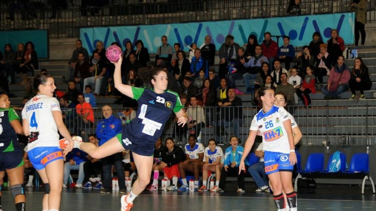 Cecilia Cossío culmina una acción ofensiva del Aula antes de caer lesionada-El Mundo