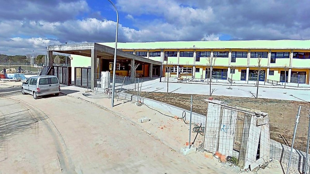 Obras en el Colegio Rosario Pereda, de Viana de Cega.-GGL SW