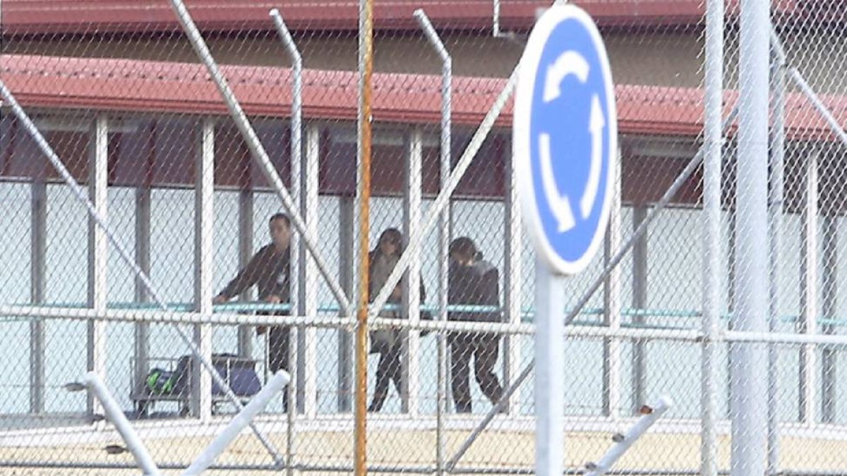 La policía local Raquel Gago presuntamente implicada en el asesinato de Isabel Carrasco (c), sale de la prisión de Mansilla de las Mulas (León)-Ical
