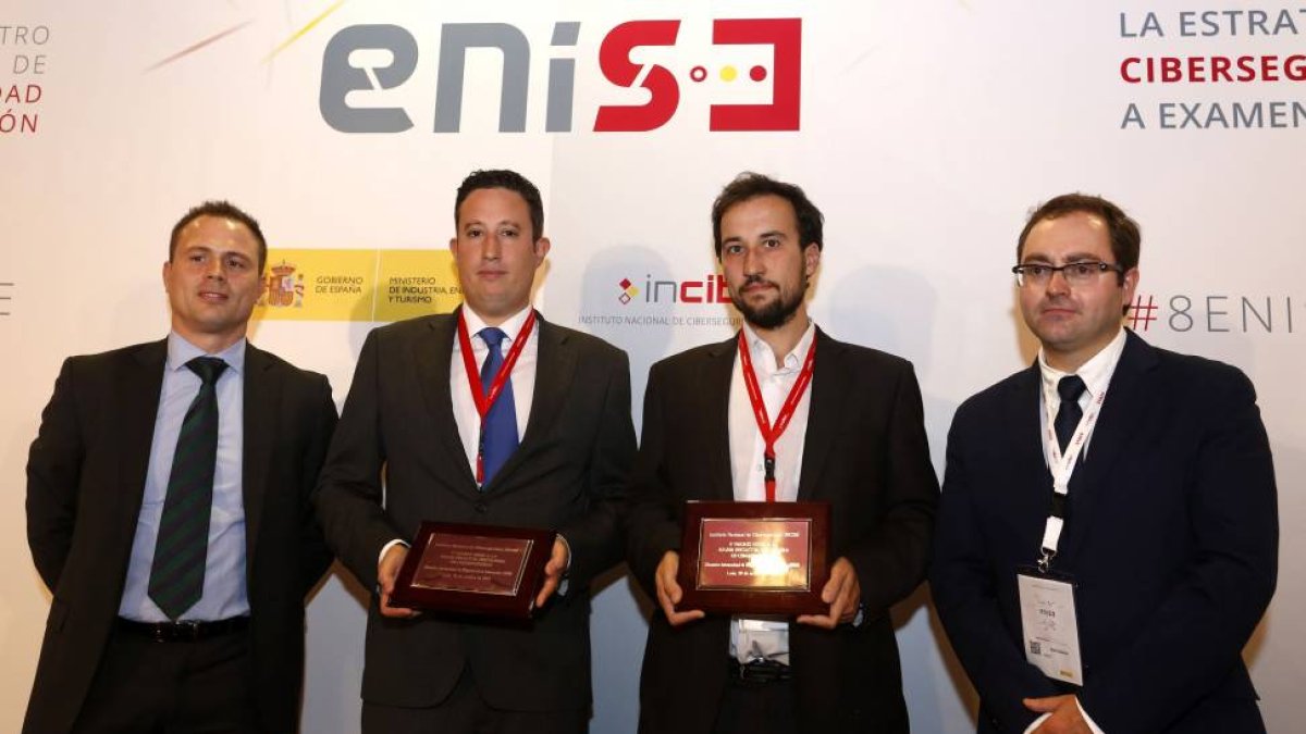 Entrega de los Premios Enise a la “Mejor iniciativa innovadora en ciberseguridad” que recogen Gerard Vidal, de Enigmedia (2D) y Enrique Polanco de Global Technology (2I)-Ical