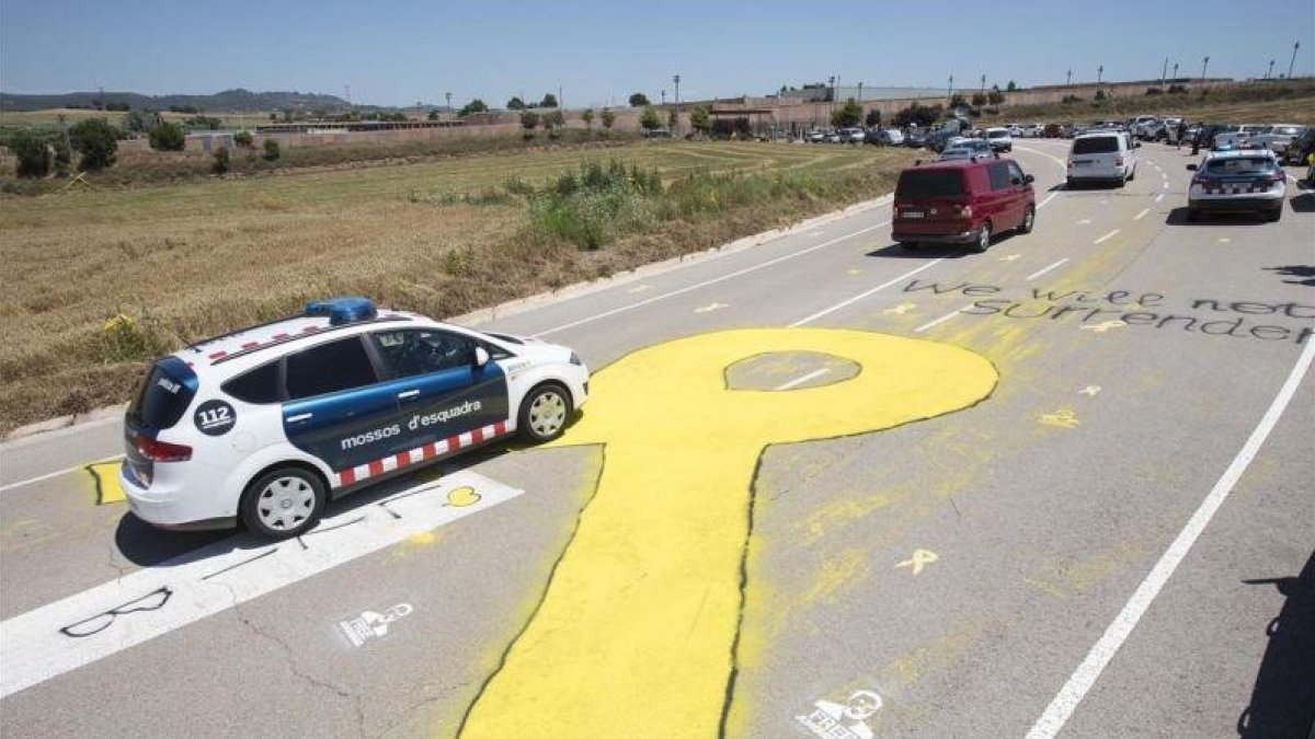 El pasado 4 de julio llegaron a Lledoners los políticos independentistas presos. En la foto, parte del convoy en la carretera de acceso.-FERRAN NADEU
