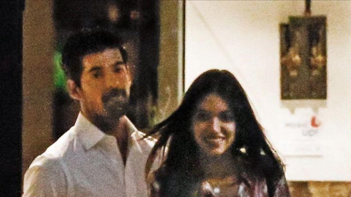 Miguel Ángel Muñoz y Ana Guerra, fotografiados a la salida de un restaurante.-KAB