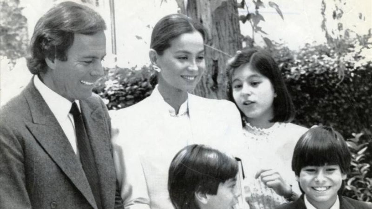 Julio Iglesias, con Isabel Preysler y sus hijos, Chabeli, Julio José y Enrique, en 1984.-EFE