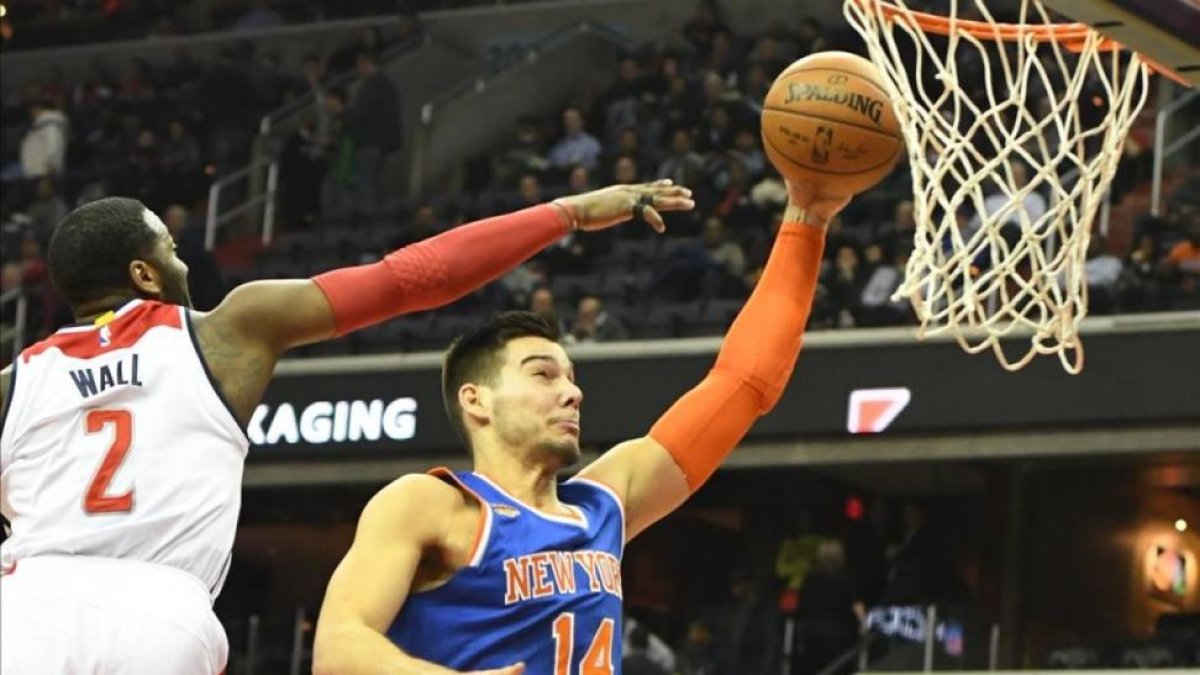 Willy Hernangómez vuela hacia canasta ante los Wizards.-TOMMY GILLIGAN / USA TODAY SPORTS