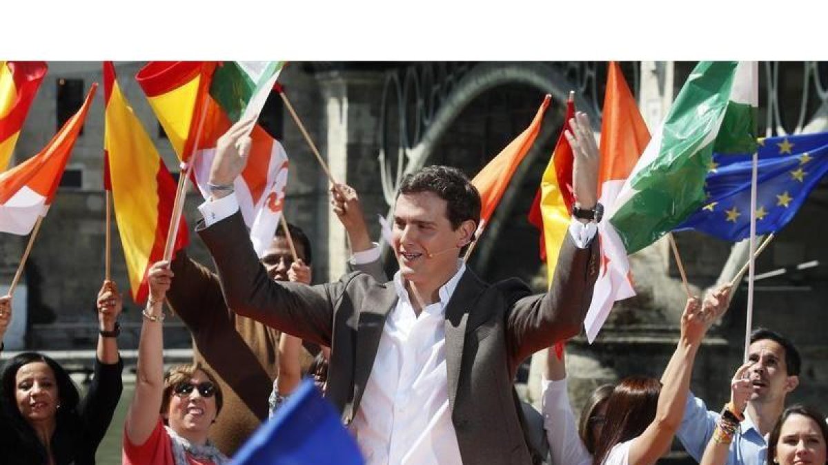 EFE-Rivera, aclamado en Sevilla, este sábado.