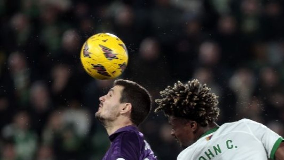 Juric cabecea ante el acoso de John.