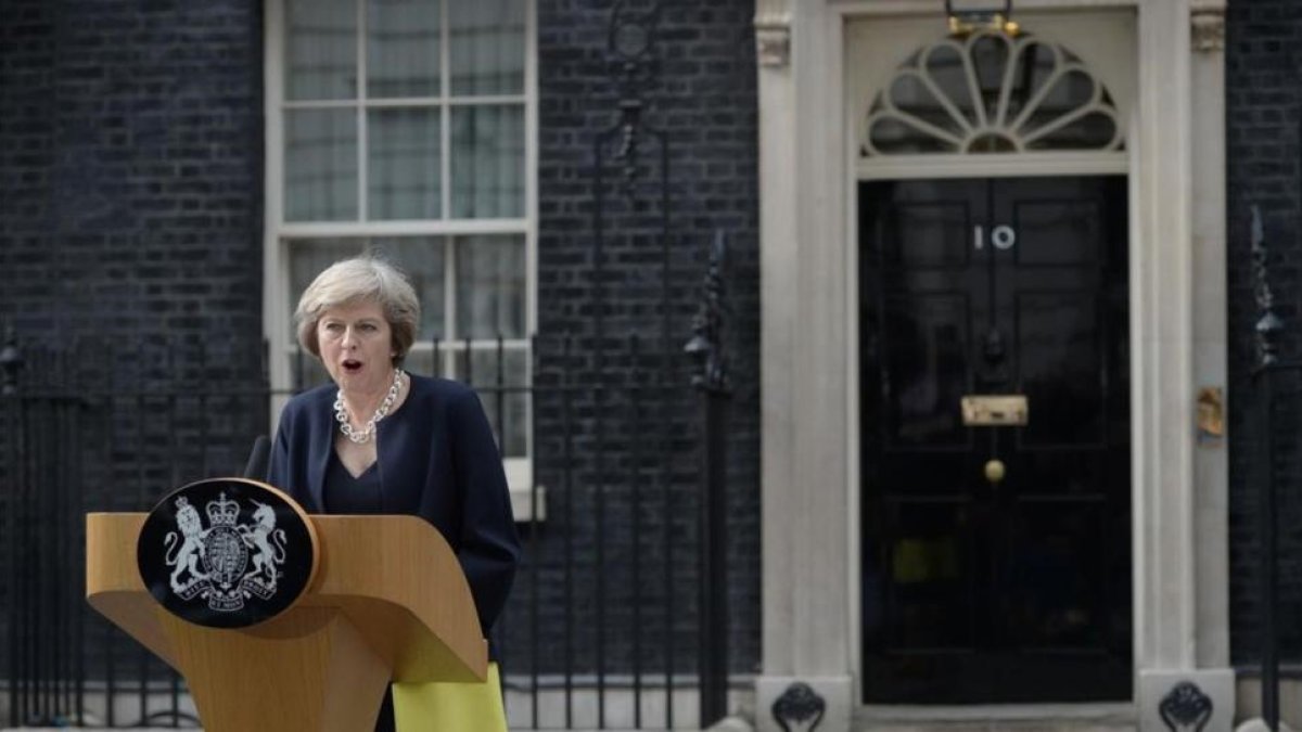Theresa May habla ante la prensa en su primer discurso en el exterior del 10 de Downing Street como nueva 'premier' británica.-AFP / OLI SCARFF