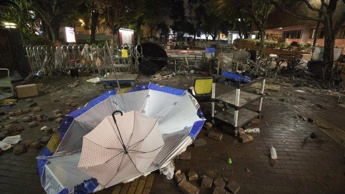 Estado en el que quedó la entrada de la Universidad Politécnica de Hong Kong tras los disturbios de esta semana.-AP / / VINCENT THIAN