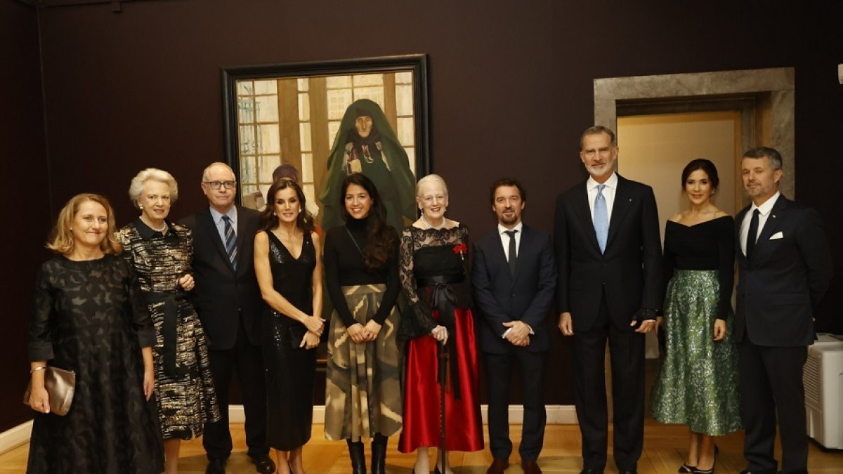 Belén Rodríguez, rodeada por la reina Letizia y Margarita II de Dinamarca, en la Ny Carlsberg Glyptotek, posa junto al rey Felipe VI frente al cuadro de Sorolla ‘Abuela y nieta en el valle de Ansó’, de 1911. | AECID