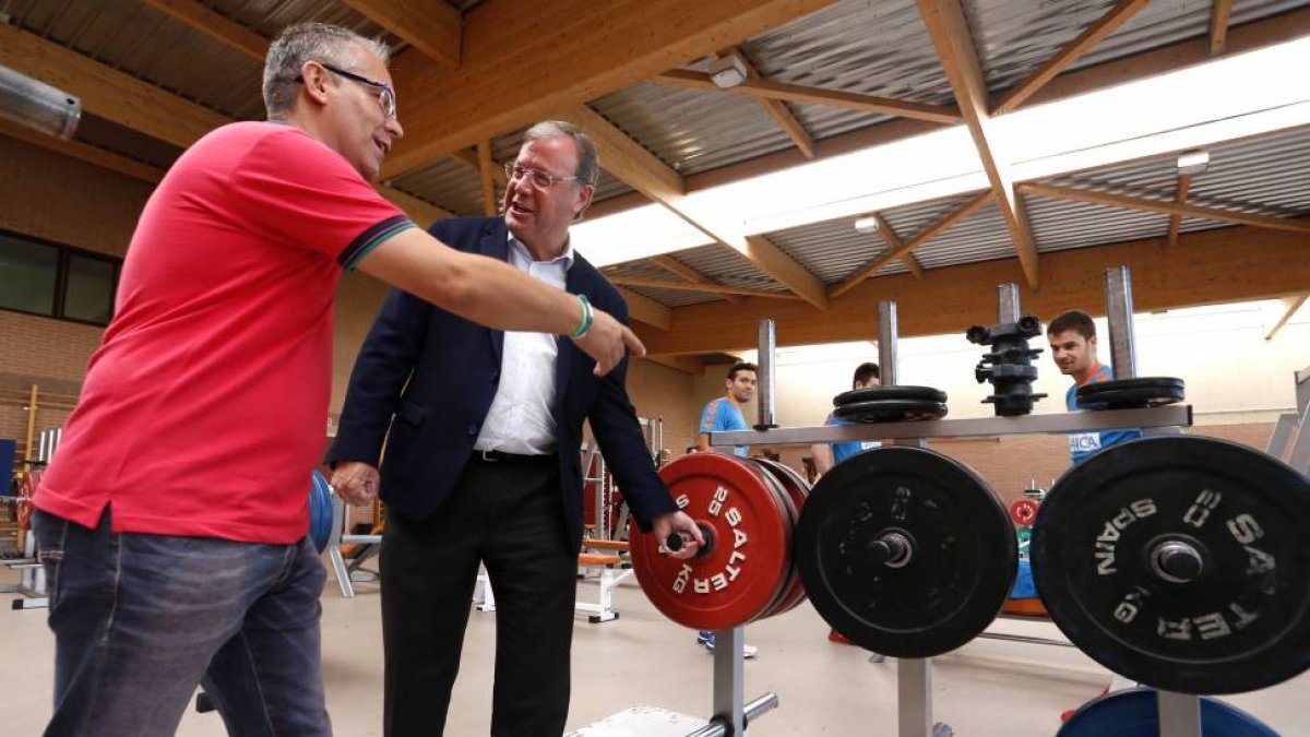 El alcalde de León, Antonio Silván, visita las instalaciones del Centro Especializado de Alto Rendimiento (CEARD) acompañado del concejal de Deportes, José María López Benito-Ical