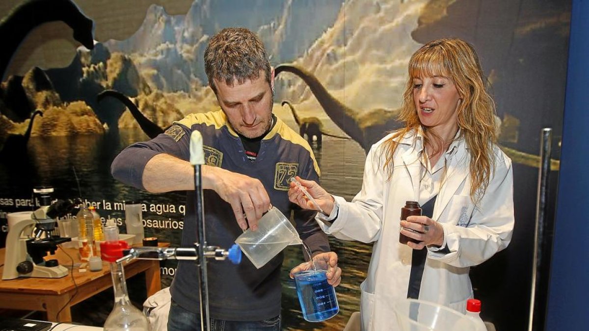 Un hombre y una mujer realizan un experimento en el Museo de la Ciencia.-J. M . LOSTAU
