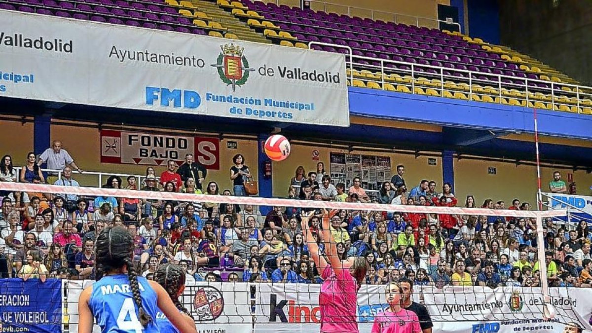 Los equipos San Ignacio y Cervantes, ayer, durante la final femenina.-E. M.