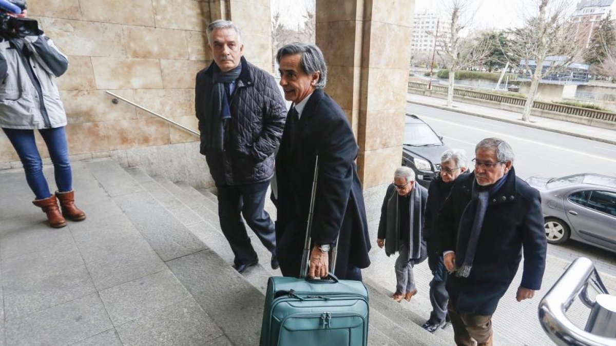 En la imagen, tres de los investigados, Alejandro Menéndez (2D), Juan Elicio Fierro (3D) y Artemio Domínguez (I), junto a sus abogados-ICAL