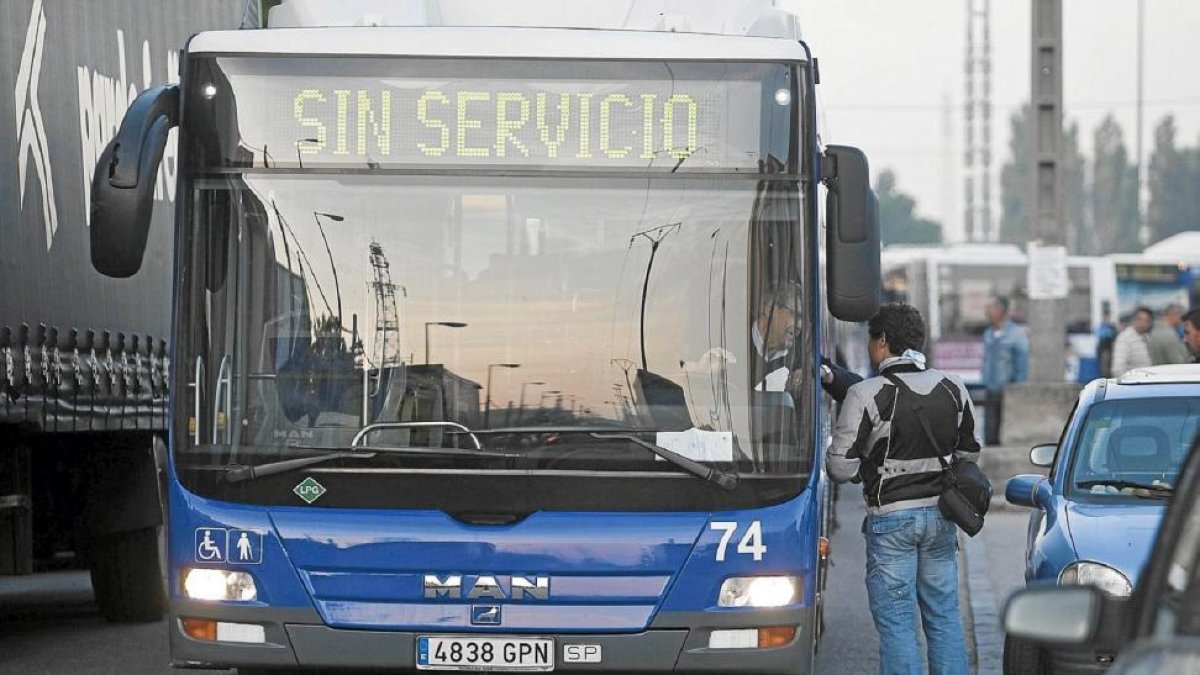 Un autobús de la empresa Auvasa con el letrero de ‘sin servicio’ aparcado en las cocheras.-PABLO REQUEJO (PHOTOGENIC)