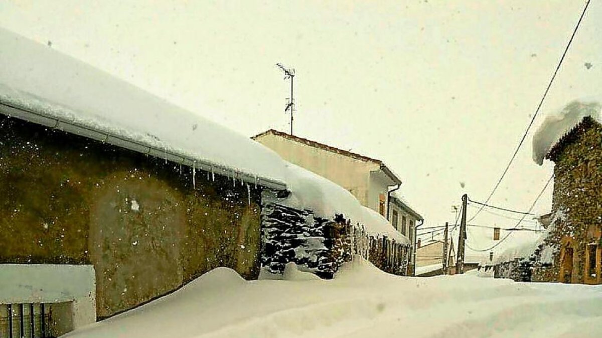 Una calle del municipio abulense de Solana de Rioalmar, uno de los pueblos incomunicados por las intensas nevadas.-EL MUNDO