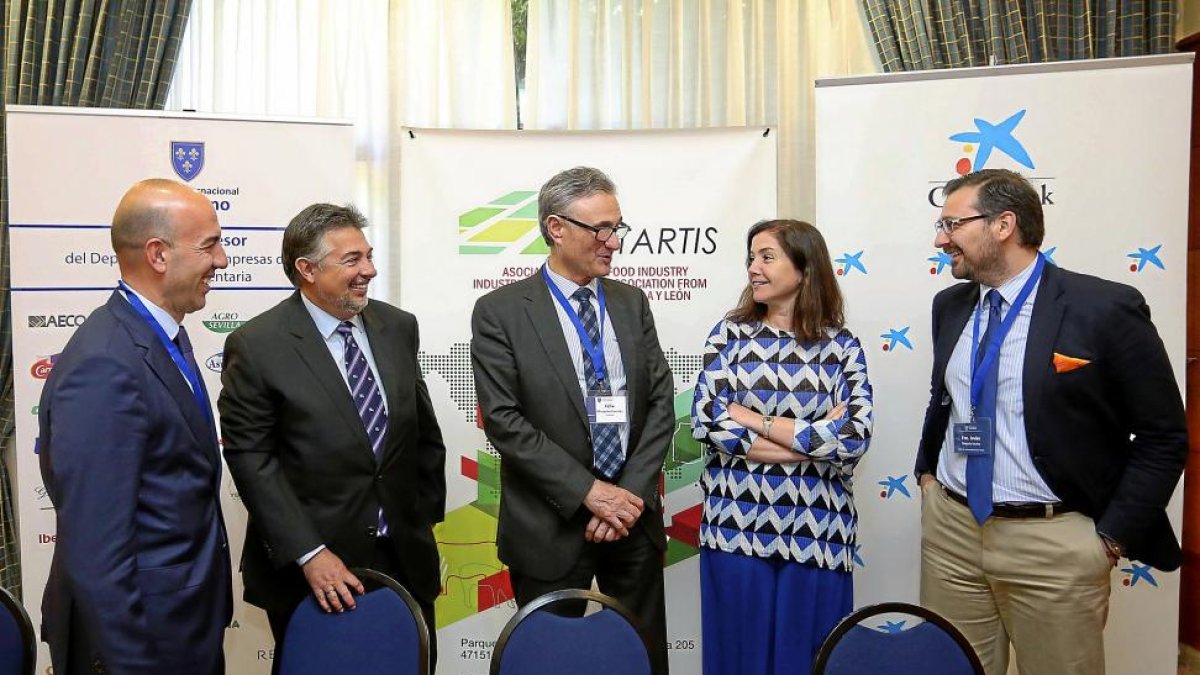 José Bernardo, Fernando Valdés, Félix Moracho, Rosa Vaño y Javier Delgado, ayer en el Seminario de Alta Dirección de Empresas Alimentarias.-ICAL