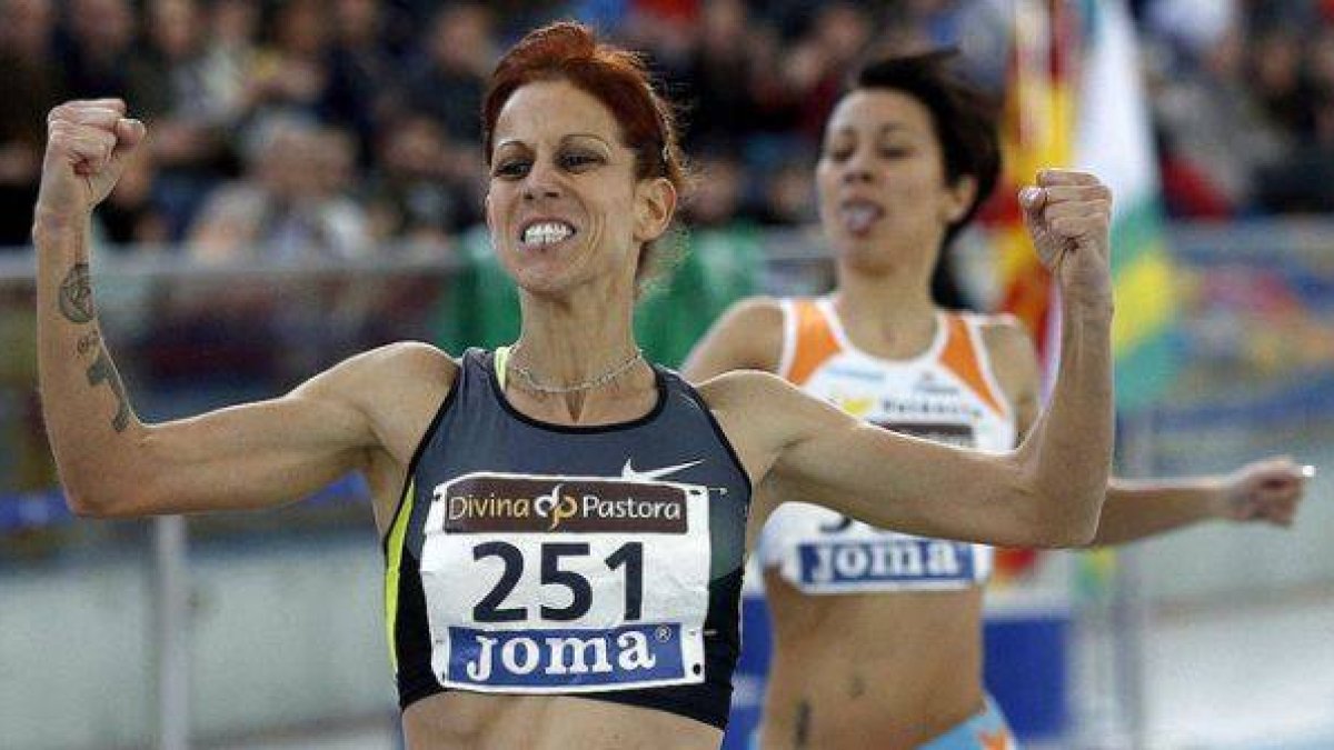 La corredora Natalia Rodríguez, tras imponerse en la final de 1.500 metros del Campeonato de España en pista cubierta del 2011, en Sabadell.-Foto: EFE / ALBERTO ESTÉVEZ