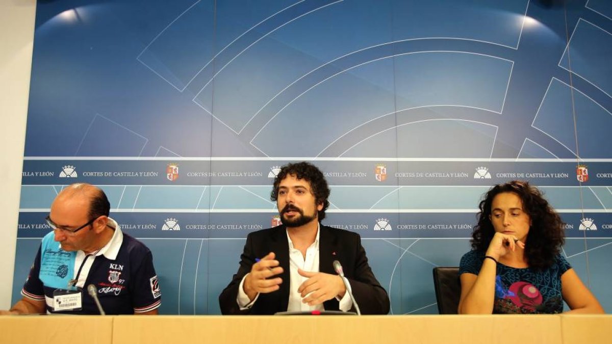 El procurador de Izquierda Unida en las Cortes de Castilla y León, José Sarrión (C) junto al presidente de la plataforma 'Cabezón con su puente', Jesús Montero y la diputada provincial Esther Mínguez, presentan una proposición no de ley en defensa del pue-Ical