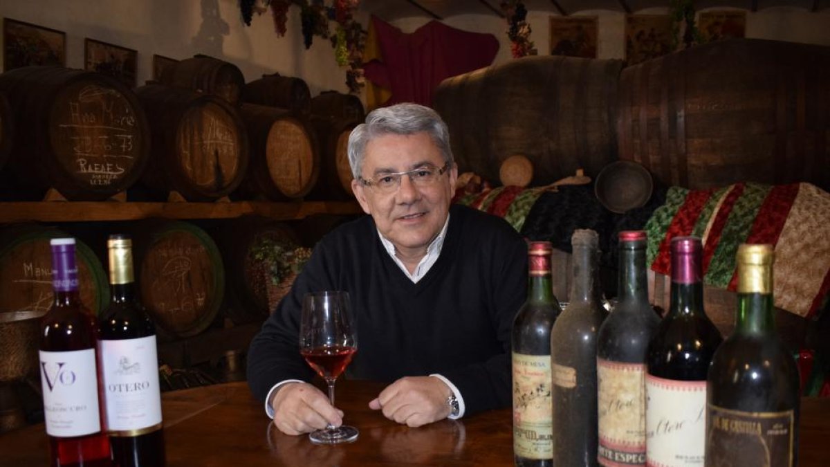 Julio Otero, con las etiquetas históricas de la bodega y los modernos vinos de su bodega zamorana.-ARGICOMUNICACIÓN