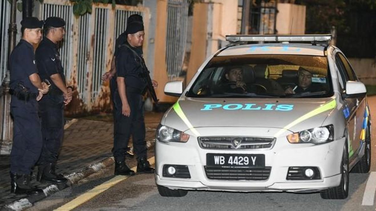 La policía malasia, durante un operativo oficial.-AFP / / MOHD RASFAN