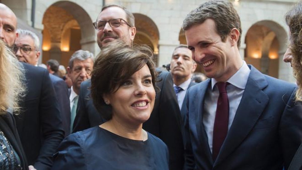 Soraya Sáenz de Santamaría, Pablo Casado y Javier Maroto (detrás), en los actos del Dos de Mayo. /-PARTIDO POPULAR